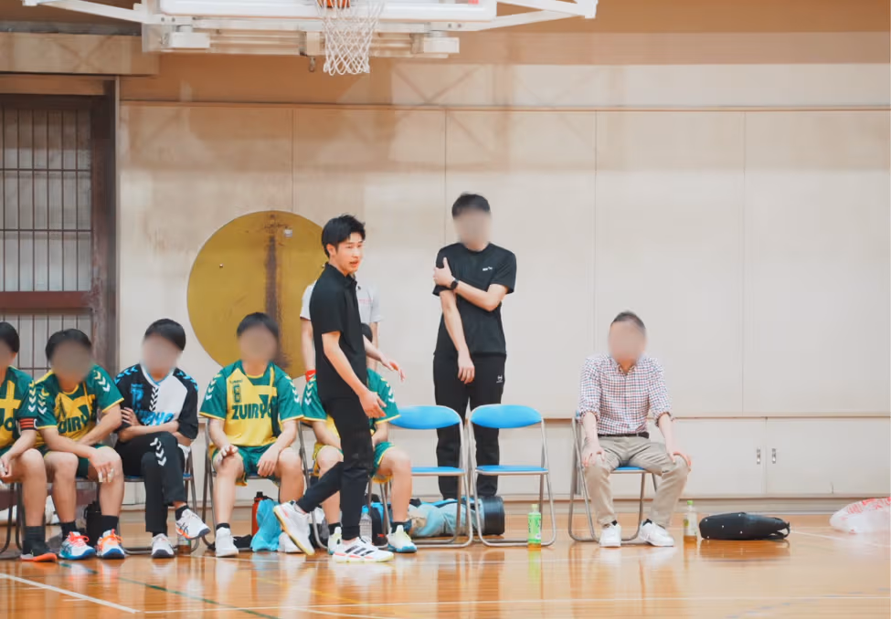 瑞陵高校の男子ハンドボール部の引退試合に監督として出場しました